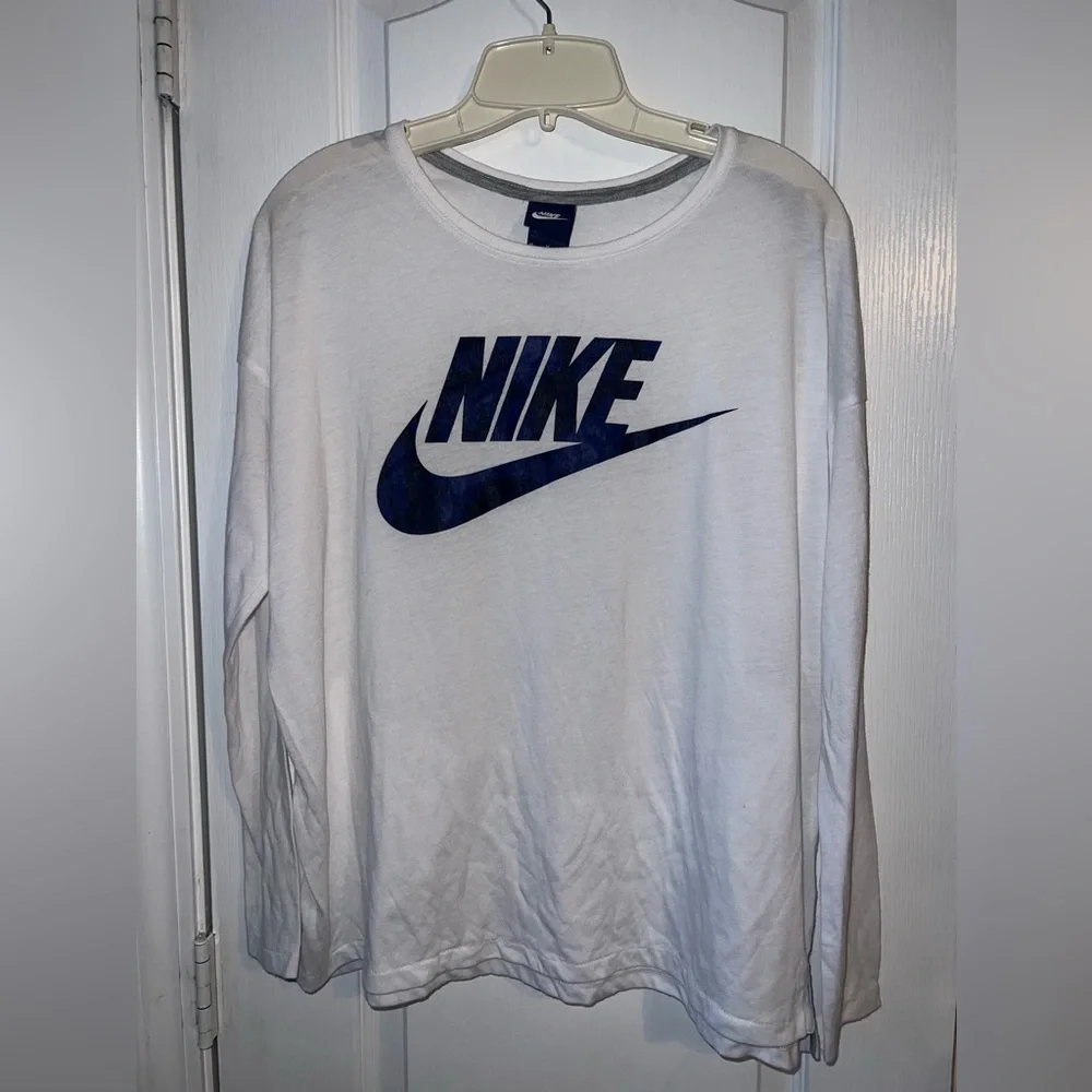 Nike Women’s White Long Sleeve Logo Tee Size M